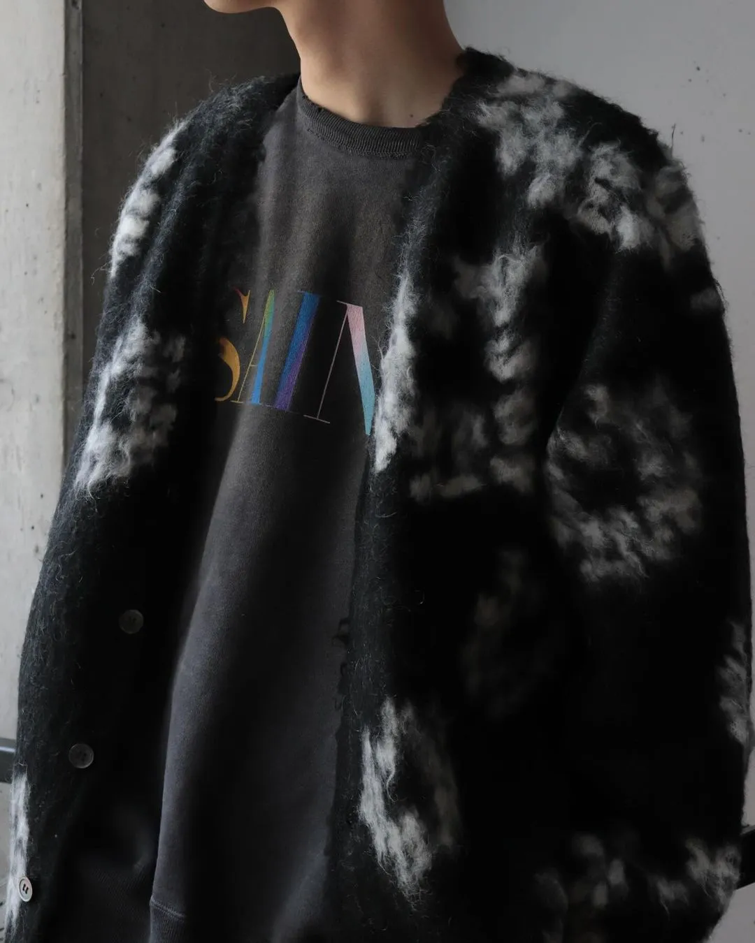 SAINT Mxxxxxx CREW NECK SWT SHIRTS 'RAINBOW SNT'/BLK Rainbow SAINT destruction sweatshirt, washed black S-XL Assute dyeing, genuine whole garment sprayed with horsetail fading process, collar/cuffs frayed in many places, front and rear panels/sleeves super complicated hanging grinding, heavy washing and water discoloration, correct fruit mark/angel mark